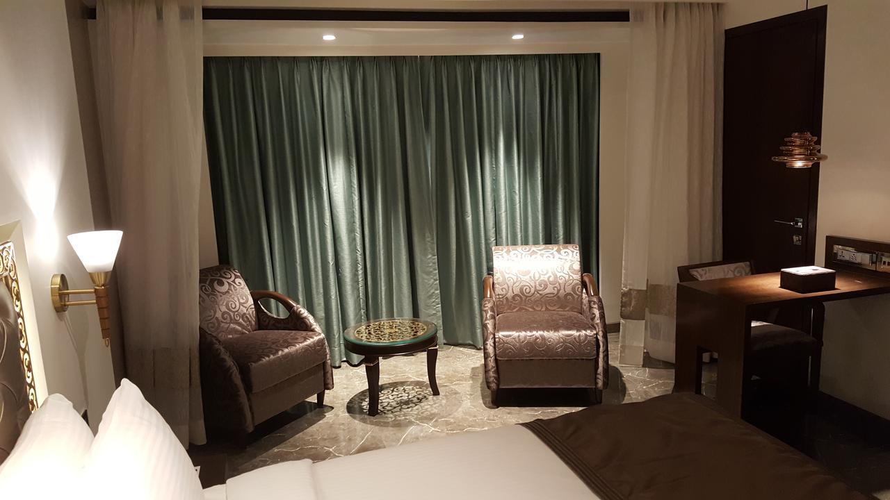 Peninsula Redpine-Airport Hotel Mumbai Exterior foto