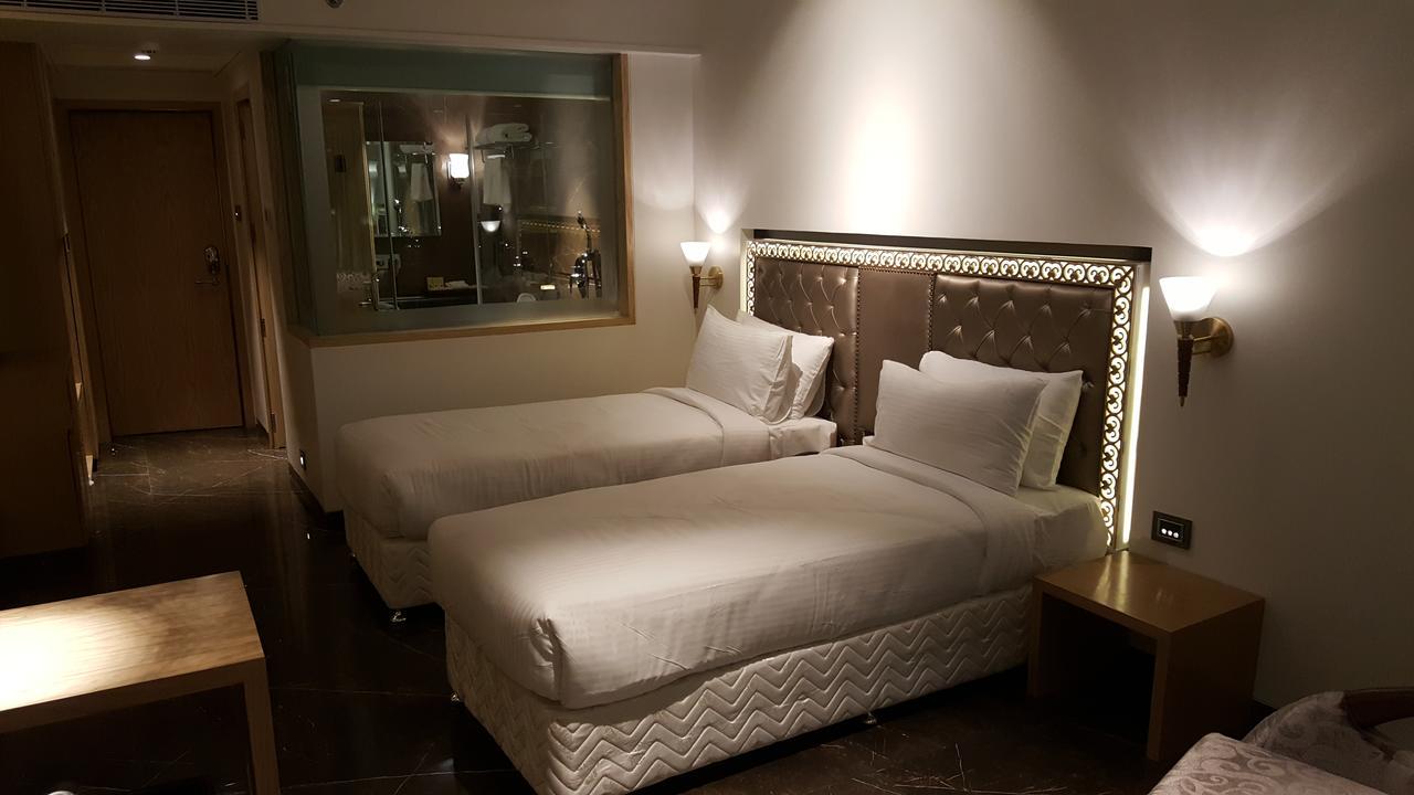 Peninsula Redpine-Airport Hotel Mumbai Exterior foto