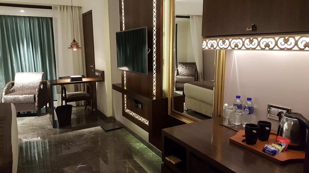 Peninsula Redpine-Airport Hotel Mumbai Exterior foto