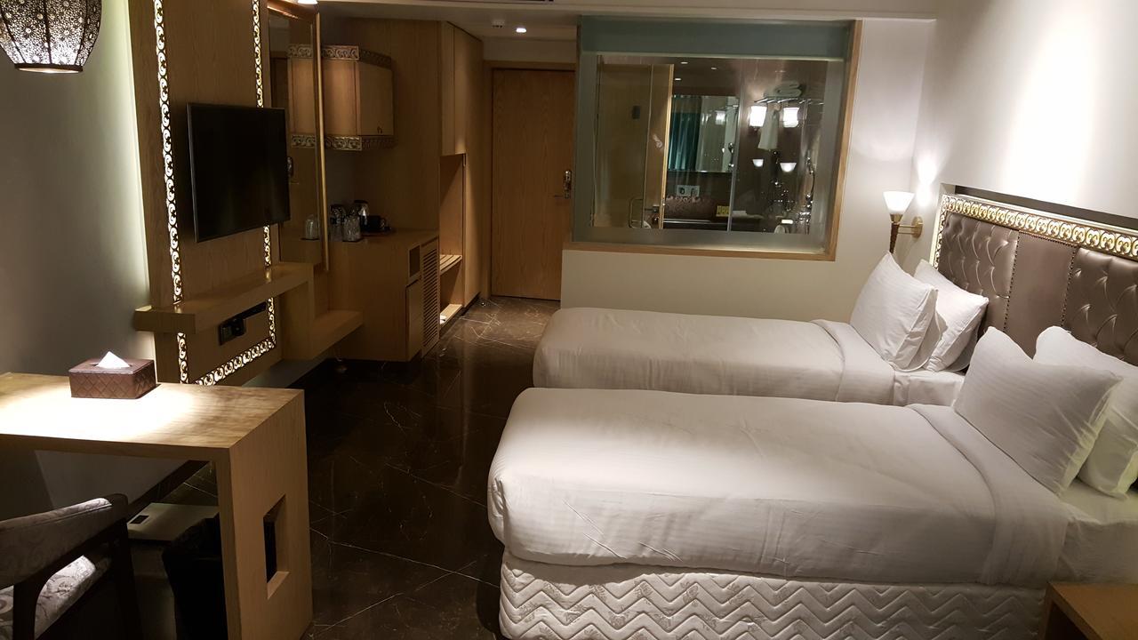 Peninsula Redpine-Airport Hotel Mumbai Exterior foto