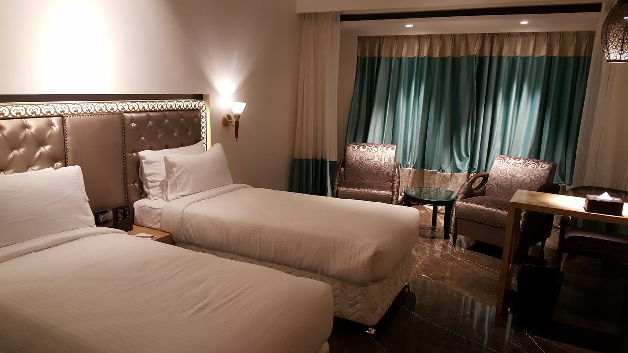 Peninsula Redpine-Airport Hotel Mumbai Exterior foto